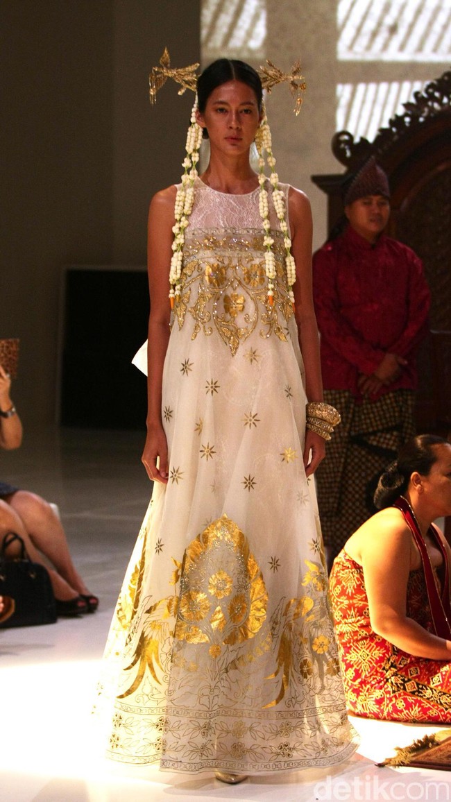 Koleksi Era Soekamto mengangkat tema Asmaradhana di IPMI Trend Show 2017. The Hall Lt.8. Senayan City. Jakarta. [Foto: Mohammad Abduh/Wolipop]