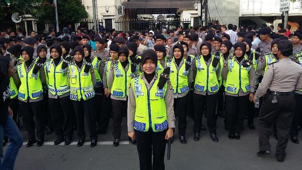 Polwan menjaga agar situasi tetap kondusif.