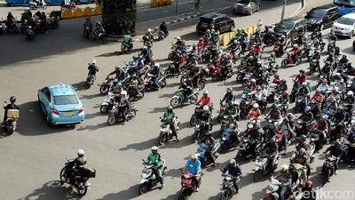 Arus Lalu Lintas di Perempatan Matraman Semrawut