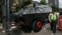 Bahkan kendaraan taktik Polri juga diturunkan untuk mengawal jalannya sidang.