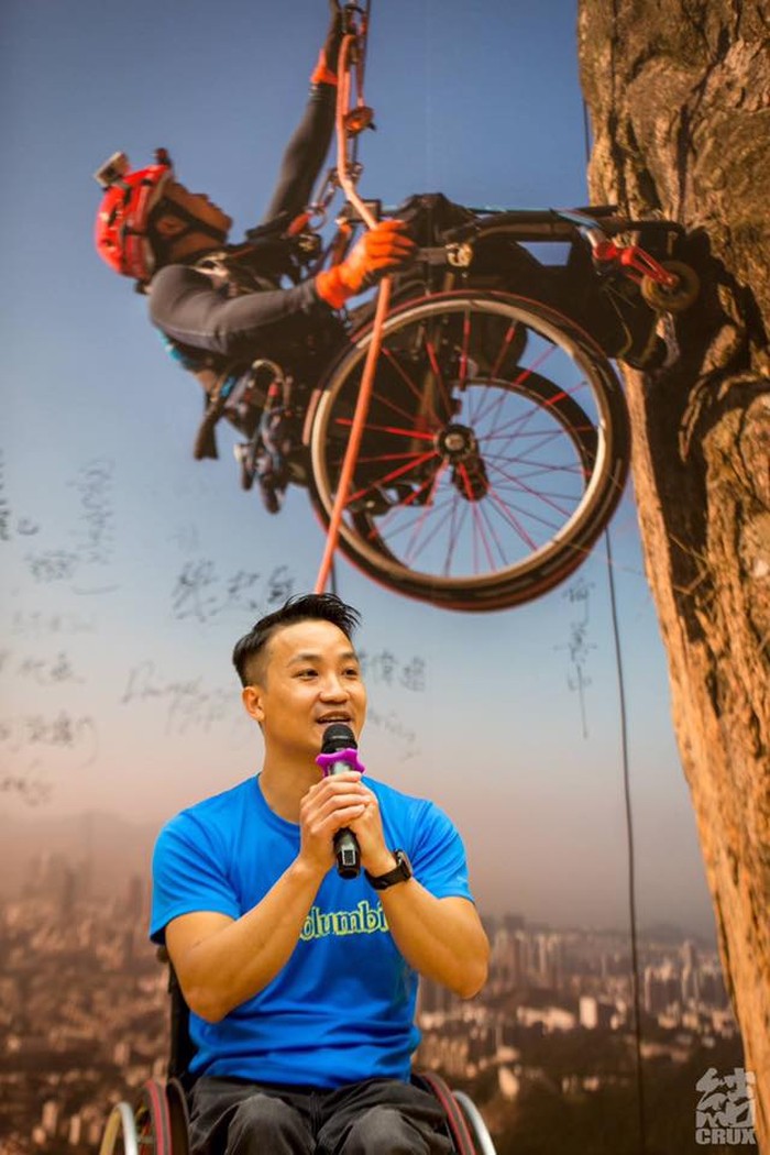 Pria Ini Sukses Panjat Tebing Setinggi 495 Meter dengan Kursi Roda