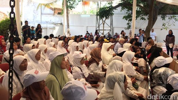 Pendukung di Rumah Lembang doakan Ahok