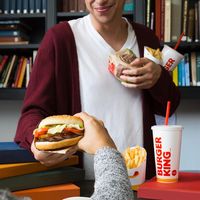 Kalau Tak Suka dengan Kado Natal yang Didapat, Tukarkan Saja dengan Burger Enak