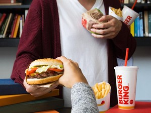 Riset: Lagu Ed Sheeran Ini Bikin Anda Lebih Banyak Makan Fast Food