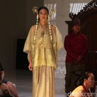 Koleksi Era Soekamto mengangkat tema Asmaradhana di IPMI Trend Show 2017. The Hall Lt.8. Senayan City. Jakarta. [Foto: Mohammad Abduh/Wolipop]