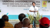 General Manajer PLN WP2B Johanes Sukrislismono memberikan sambutan usai meresmikan operasional listrik di Kampung Puay dan Yokiwa. Ist/PLN.