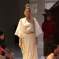 Koleksi Era Soekamto mengangkat tema Asmaradhana di IPMI Trend Show 2017. The Hall Lt.8. Senayan City. Jakarta. [Foto: Mohammad Abduh/Wolipop]