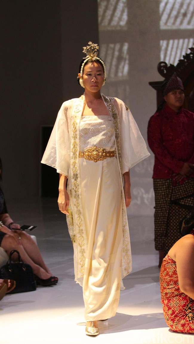 Koleksi Era Soekamto mengangkat tema Asmaradhana di IPMI Trend Show 2017. The Hall Lt.8. Senayan City. Jakarta. [Foto: Mohammad Abduh/Wolipop]