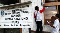 Petugas mengecek meteran listrik di Kantor Kepala Kampung Puay. Ist/PLN.