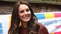 Kate terlihat bersemangat sekali, apalagi bajunya juga merah bermotif bunga yang ceria. Foto: (Photo by Alastair Grant - WPA Pool/Getty Images)