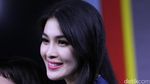 Sandra Dewi Berseri-seri Sambut Natal Tahun Ini