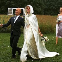 Model Hanne Gaby Odiele menggunakan busana bertema bohemian. Ia memadankan bralet dengan celana palazzo. Gayanya semakin unik dengan pemakaian cape yang menyapu lantai. Foto: ist