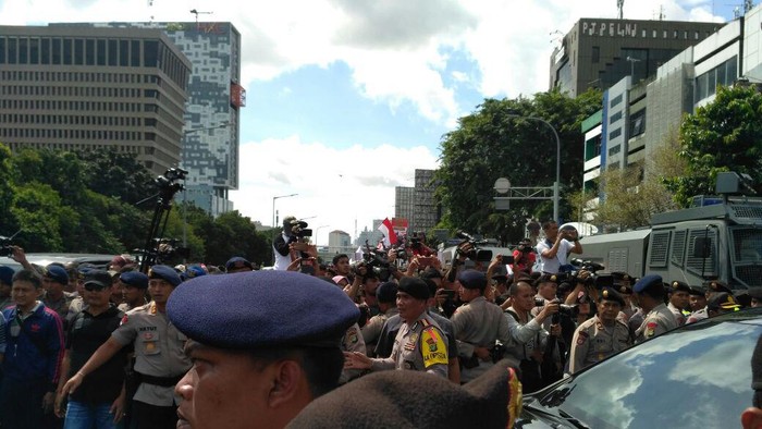 Warga Memenuhi Jl Gajah Mada saat Tonton Sidang Ahok, Lalin Tersendat