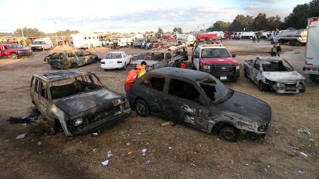Mobil-mobil di sekitar pasar kembang api hangus akibat ledakan