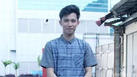 Ahmad Saiful tampil dengan kemeja biru dan jeans hitam dan boots coklat. Pool/Ismail/detikFoto.