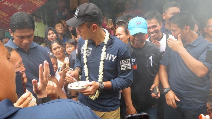 Sapa Warga Cengkareng, Agus Yudhoyono Cicipi Serabi