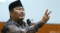Jimly Asshiddiqie menyampaikan pendapatnya.