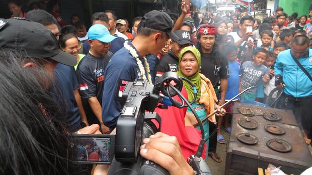 Sapa Warga Cengkareng, Agus Yudhoyono Cicipi Serabi