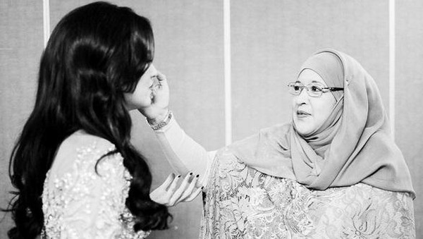 Belaian Tangan Ibu di Rambut Raisa Seolah Bilang: Tenang Nak, Ibu Masih di Sini