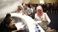 Peserta mengantre untuk masuk ke lokasi acara.
