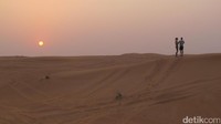 Sunset di Dubai Desert Conservation juga cantik. Kapan lagi, bisa melihat matahari tengelam di gurun pasir? (Afif/detikTravel)