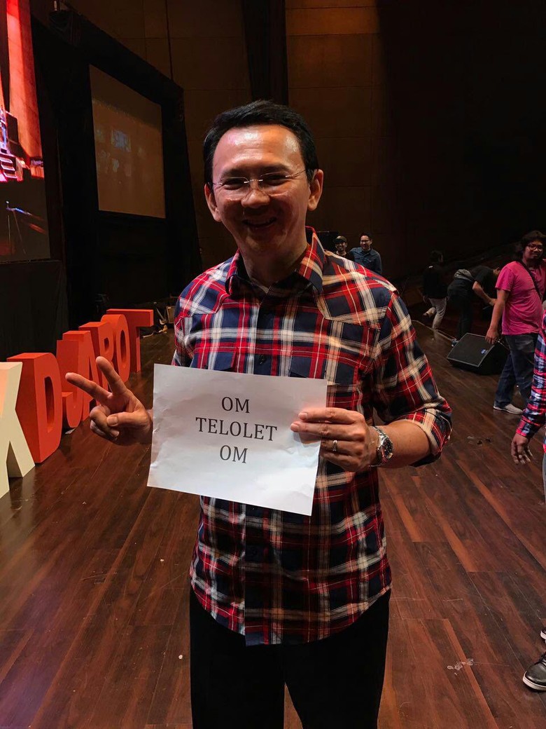 Kena Iseng Relawan, Ahok Pegang Kertas Bertuliskan Om Telolet Om Kena Iseng Relawan, Ahok Pegang Kertas Bertuliskan Om Telolet Om