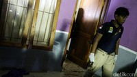 Polisi memeriksa rumah kontrakan yang menjadi tempat penemuan bom.