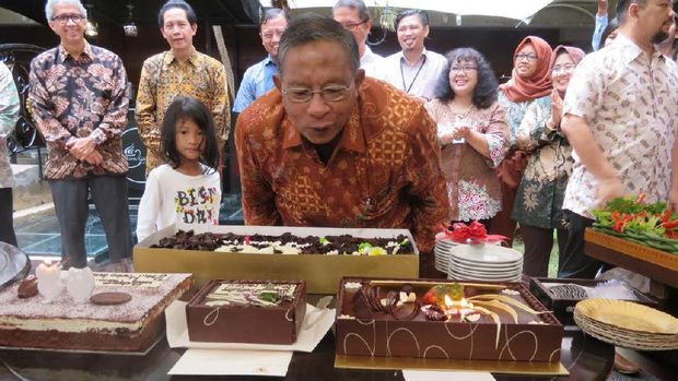 Darmin Rayakan Ultah ke-68 Bersama Cucu