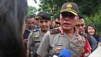 Kapolda tampak mengenakan seragam lengkap.