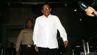 Jafar Hafsah keluar gedung KPK usai menjalani pemeriksaan, Rabu (21/12).