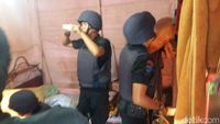 Suasana Penangkapan Terduga Teroris Jaringan Bahrun Naim di Payakumbuh