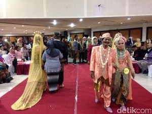 100 Pengantin Nikah Massal Malu-malu Saat Diwajibkan Bergaya