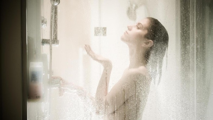 tidur telanjang - shower