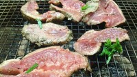 Tenderloin Slice termasuk salah satu menu yang dapat dicoba. Irisan tipis daging tenderloin datang dalam keadaan setengah matang berwarna kemerahan. Sehingga perlu dibakar di atas arang. 