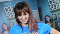 Ia tampil dengan kaus dan rok berwarna hijau. Pool/Palevi S/detikFoto.