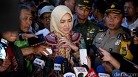 Airin memberikan pernyataan.