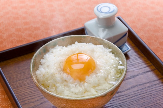 Punya Semangkuk Nasi dan Satu Butir Telur? Yuk, Bikin Tamago Kake Gohan!