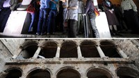 Salah satu sudut bangunan sekolah al-Sheebani sebelum perang pada 14 Mei 2008 (atas) dan sesudah perang pada 17 Desember 2016 (bawah). REUTERS/Omar Sanadiki.