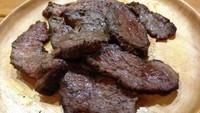 Tenderloin ini bercitarasa gurih berempah karena sudah diberi baluran bumbu sebelumnya. Teskturnya sendiri cukup empuk dan juicy. 