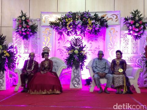 Pengantin nikah massal diwajibkan bergaya
