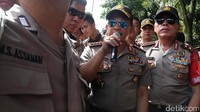 Kapolri Jenderal Tito Karnavian mengatakan, polisi menemukan barang bukti berupa 1 senjata api serta minimal 3 bom pipa.