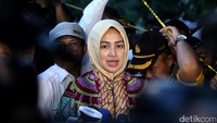 Airin melewati garis polisi untuk menuju TKP.