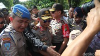 Kapolri Jenderal Tito Karnavian berjalan menuju rumah yang dikontrak para terduga teroris. Tito akan menemui tim yang melakukan penyisiran.