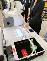 Wah, Keranjang dan Mesin Kasir Otomatis Ini Bikin Belanja Lebih Praktis!
