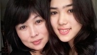 Tampil tanpa makeup, Isyana Sarasvati dan sang bunda terlihat cantik ya? (Dok. Instagram/isyanasarasvati)