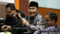 Guru Besar Hukum Tata Negara UI Jimly Asshiddiqie, Deputi Bidang Restrukturisasi & Pengembangan Usaha Kementerian BUMN Aloysius Kiik Ro, Komisaris Angkasa Pura I Andrinof Chaniago, VP Stake Holder Relation Pertamina Syahrial Muktar, Dekan Fakultas Ekonomi dan Bisnis UI Ari Kuncoro dan Rhenald Kasali menghadiri seminar di Magister Management Universitas Indonesia, Jakarta, Rabu (21/12/2016).
