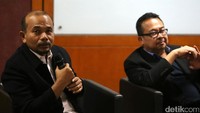 Pembentukan induk perusahaan (holding) Badan Usaha Milik Negara (BUMN) di sektor minyak dan gas bumi (migas) menjadi salah satu isu yang menarik perhatian publik lebih dari sektor lain.