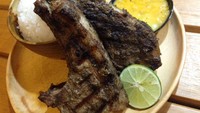 Tekstur daging domba empuk. Rasanya pun gurih dan beraroma rempah. Tanpa ada bau khas domba yang mengganggu. Tiap pemesanan lamb chop single sudah mendapat semangkuk nasi putih.