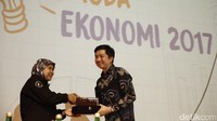CEO Tokopedia William Tanuwijaya menerima cinderamata dari Pimred Detikcom Iin Yumiyati.