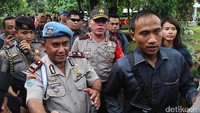 Kapolda tiba di rumah yang beralamat di Kampung Curug, Kelurahan Babakan, Kecamatan Setu, Tangerang Selatan, Rabu (21/12/2016), sekitar pukul 12.00 WIB. Ia juga ditemani sekitar 5 aparat bersenjata lengkap.